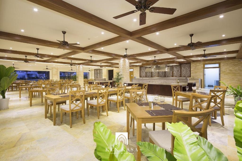 Không gian nhà hàng tại Cam Ranh Riviera Beach Resort & Spa